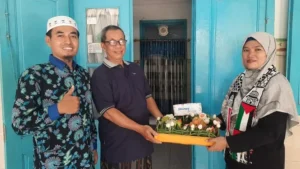 Nasi Goreng Spesial Milad SD Muwri untuk Pendiri Sekolah