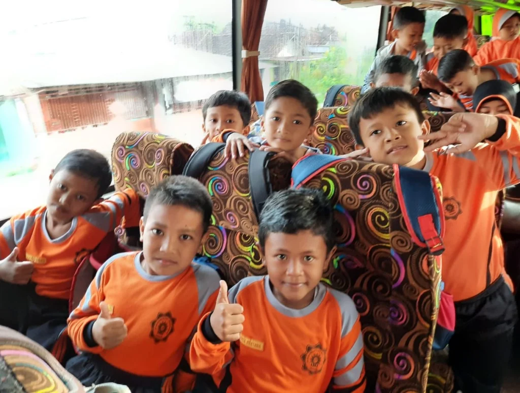 Siswa dan Guru SD Muwri Ikuti Outbound di Mojokerto