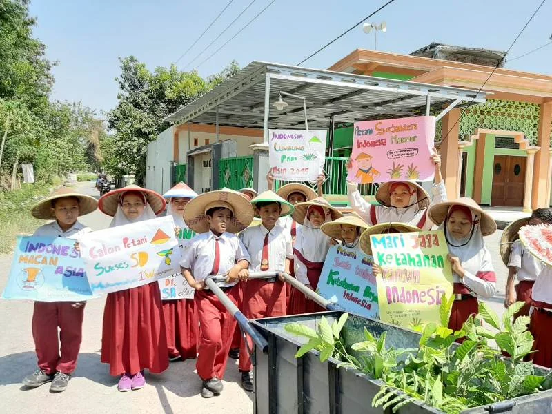 Peringati Hari Tani, Ini yang Dilakukan Murid-Murid SD Muwri