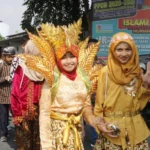 Karnaval Budaya dengan Iringan Angklung Meriahkan Milad SD Sakri