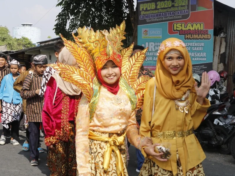 Karnaval Budaya dengan Iringan Angklung Meriahkan Milad SD Sakri