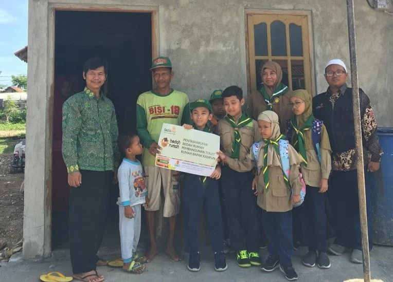 Siswa SD Mugeb Baksos Bangun Toilet Warga Lemah Ireng