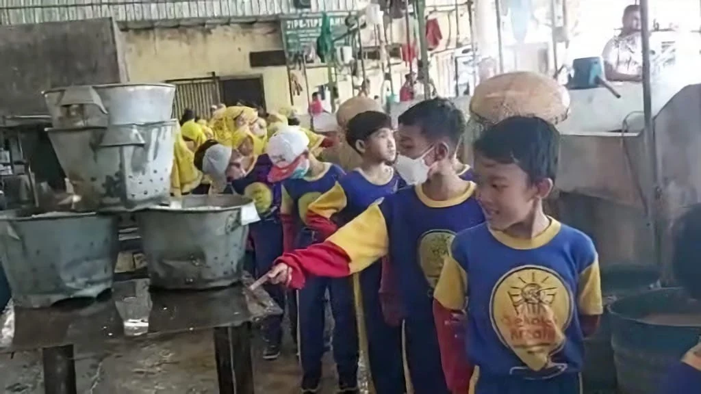 Siswa Sekolah Kreatif Menganti Belajar ke Pabrik Tahu