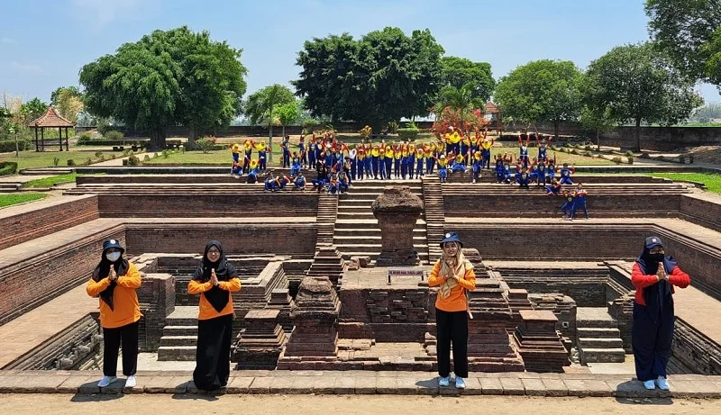 Belajar Sejarah, Siswa Sekolah Kreatif Menganti Datang ke Trowulan