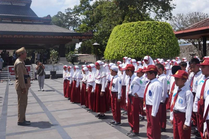 Ajarkan Kebangsaan dengan Gelar Upacara di Makam Bung Karno