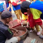 Membuat Telur Asin di Kampung Bebek