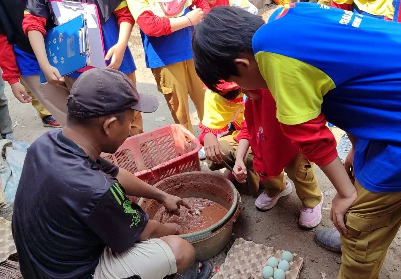 Membuat Telur Asin di Kampung Bebek