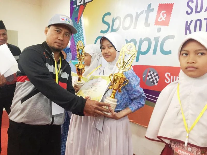 Siswa SDM 18 Juara Qoriah dan Cergam di Ajang Spotic