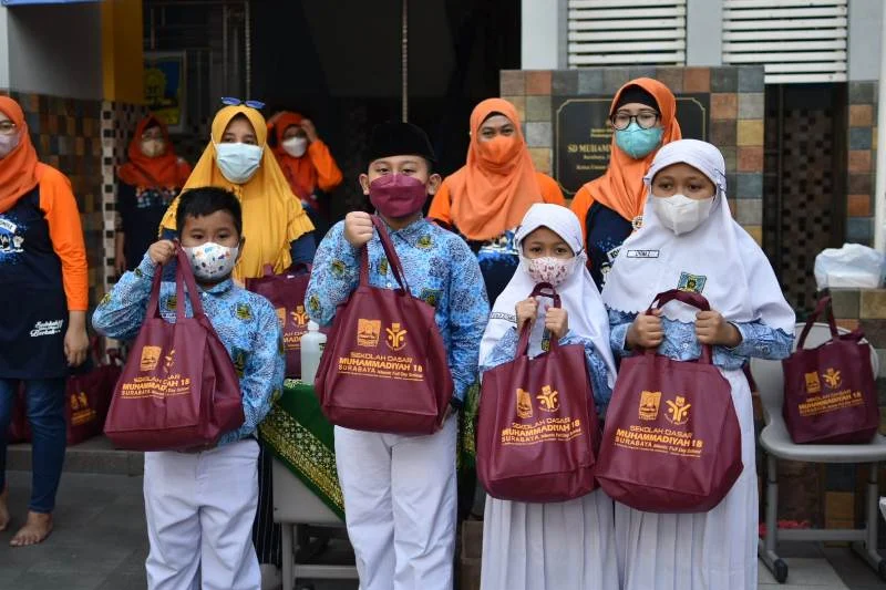 Harga Minyak Melonjak, Sekolah Ini Malah Bag-Bagi ke Warga