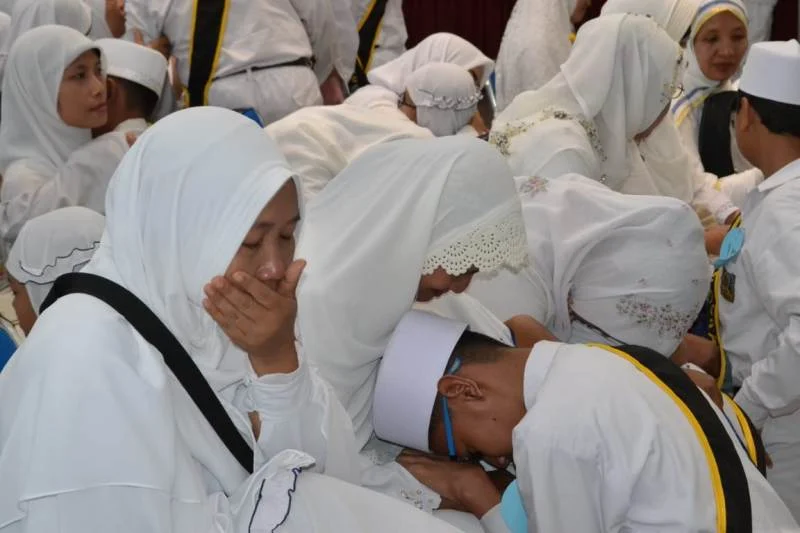 Orangtua Menangis ketika Anaknya yang Hafal Quran Ini Sungkem kepadanya