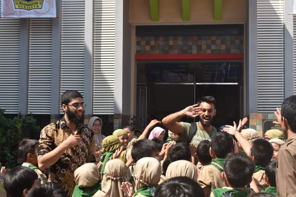 Kedatangan Tamu dari Inggris, Begini Sambutan Para Siswa