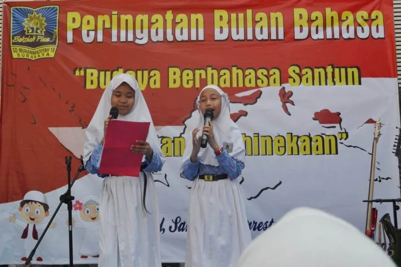 Peringati Bulan Bahasa, Siswa Ini Baca Puisi Dialek Madura