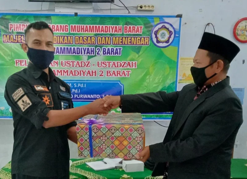 Sambil Menahan Tangis, Kepala Sekolah Ini Minta Maaf