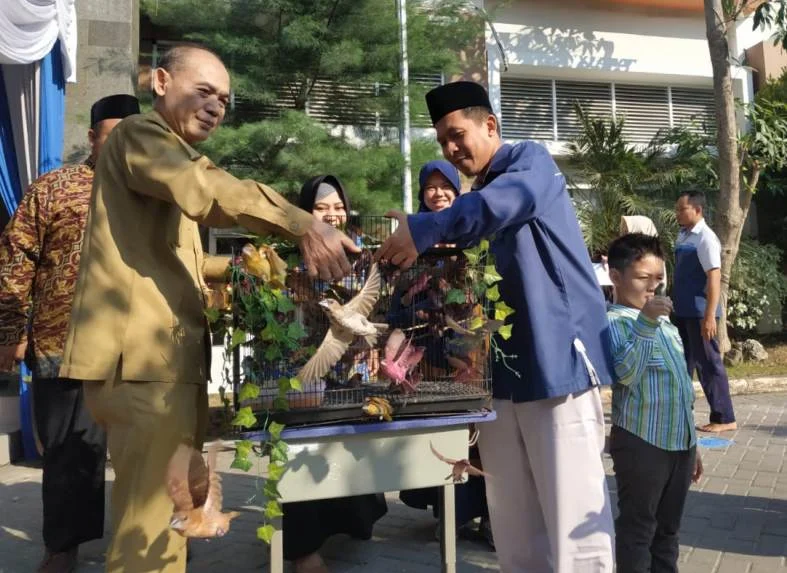 Pelepasan Seratus Burung Menandai Hari Pertama Sekolah