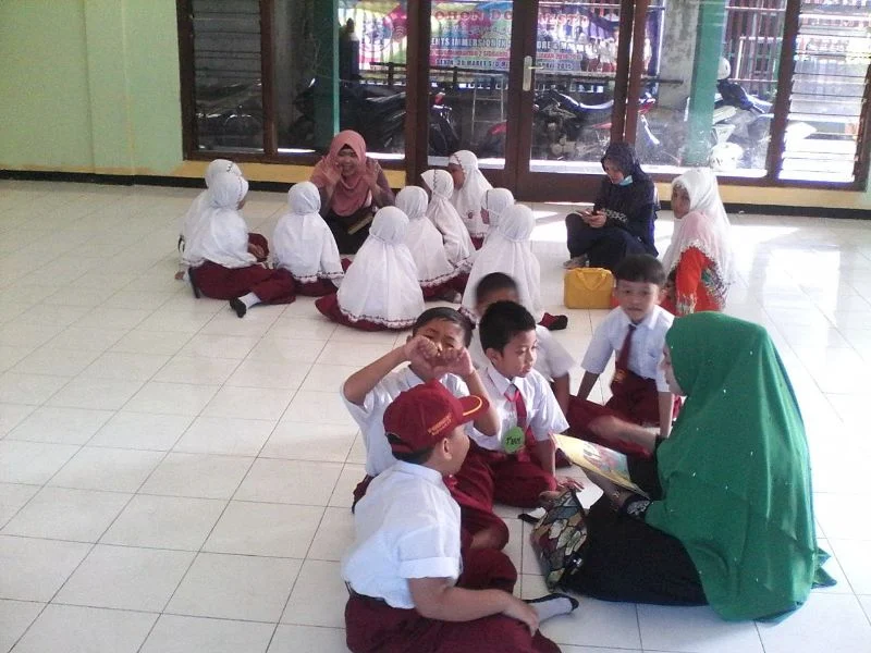 Ketika Orangtua Mendongeng, Beginilah Ekspresi Para Siswa Saat Mendengarkan