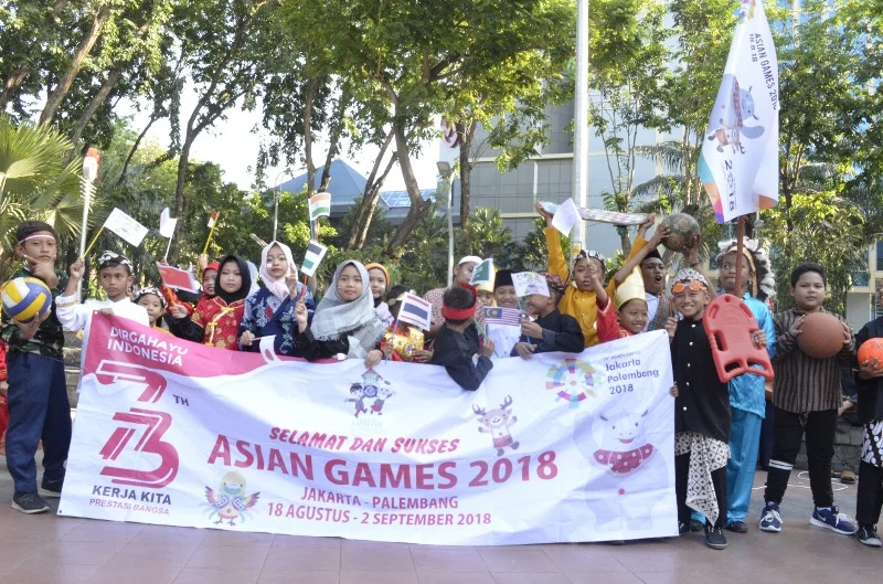 Memeriahkan Asian Games, Para Atlet Cilik dan Duta Negara Peserta Berkumpul di Taman Bungkul