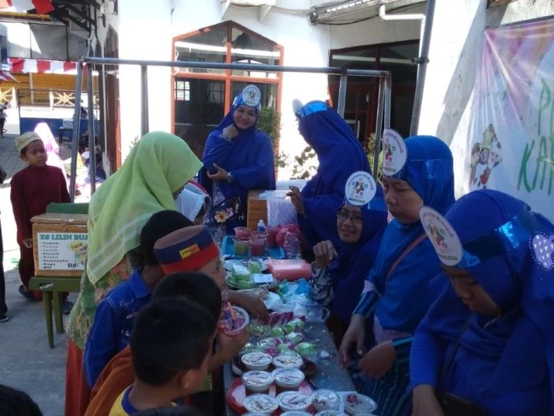 Wali Murid Gelar Bazar untuk Bantu Korban Gempa Lombok