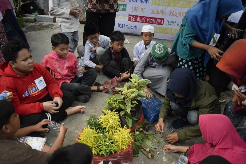 Asyik Juga Mengubah Botol Bekas Jadi Pot Bunga yang Cantik