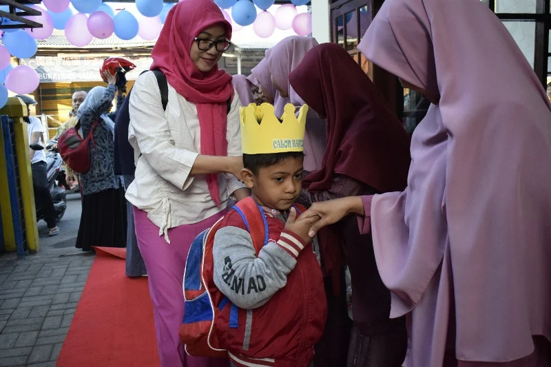 Siswa Baru di Sekolah Ini Disambut dengan Gelaran Karpet Merah