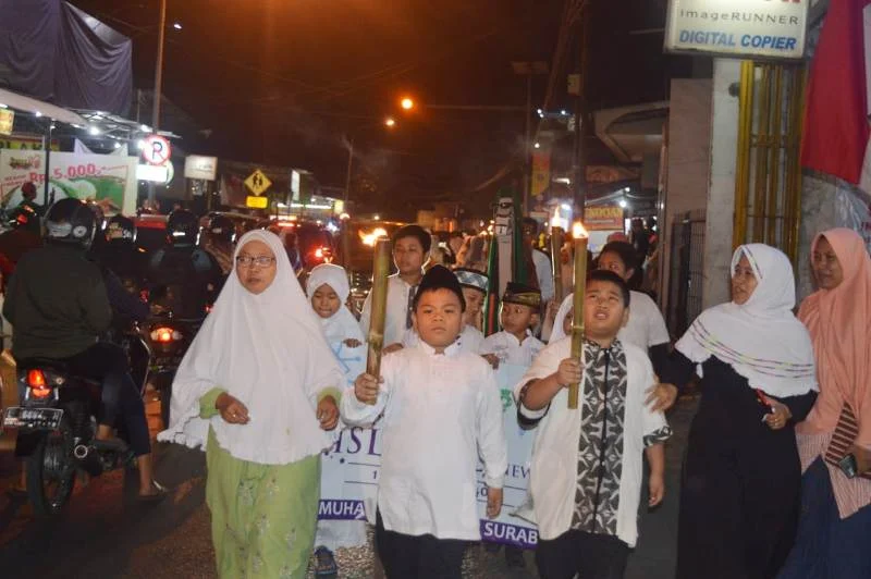 Meramaikan Pergantian Tahun Baru Hijriyah dengan Obor, Unta, dan Hadrah