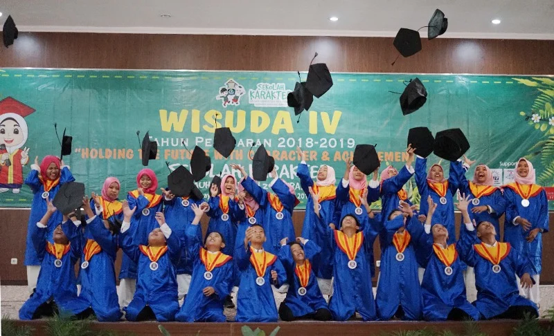 Wisuda Ini Membanggakan, Dua Siswa Dapat Nilai Sempurna