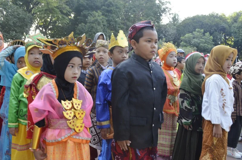 Seluruh Peserta Upacara Berpakaian Adat, Duta Negara Asia Pun Hadir