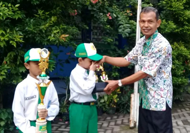 Kumpulkan Infak Tertinggi, Kelas Ini Terima Piala Bergilir