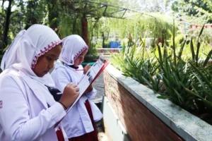 Belajar di Kelas Alam, Murid Ini Jadi Ahli Botani