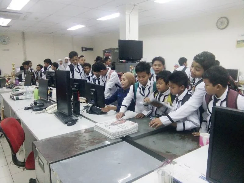 Belajar Menjadi Wartawan Langsung Berkunjung ke Kantor Koran