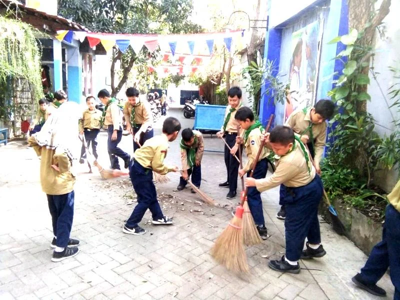 Peringati Milad Muhammadiyah dengan Kerja Bakti Sekolah