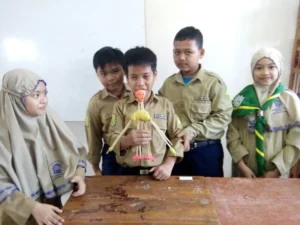 Tulang Pahanya seperti Sempol, Asyiknya Murid Ini Praktik Membuat Kerangka Manusia