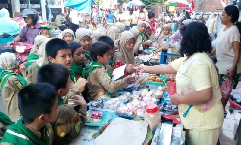 Ketika Para Siswa Belajar Langsung di Pasar Tradisional