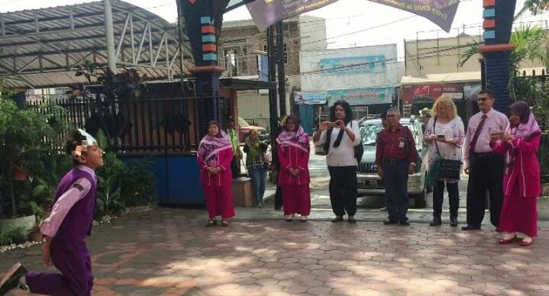 Hormati Budaya, Dosen Portugal Ini Mau Lepas Sepatu Boot