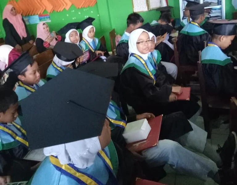 Sekolah Ini Gelar Dua Wisuda Dunia Akhirat Sekaligus
