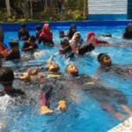 Selesai Ujian, Murid-Murid Ini Belajar di Kolam Renang