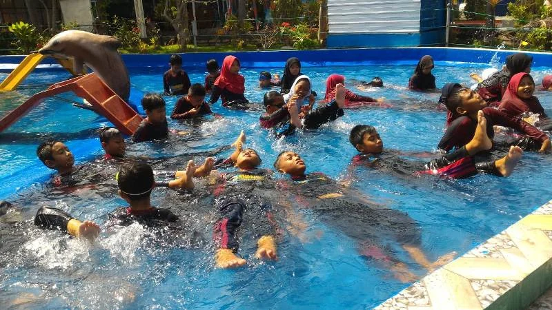 Selesai Ujian, Murid-Murid Ini Belajar di Kolam Renang