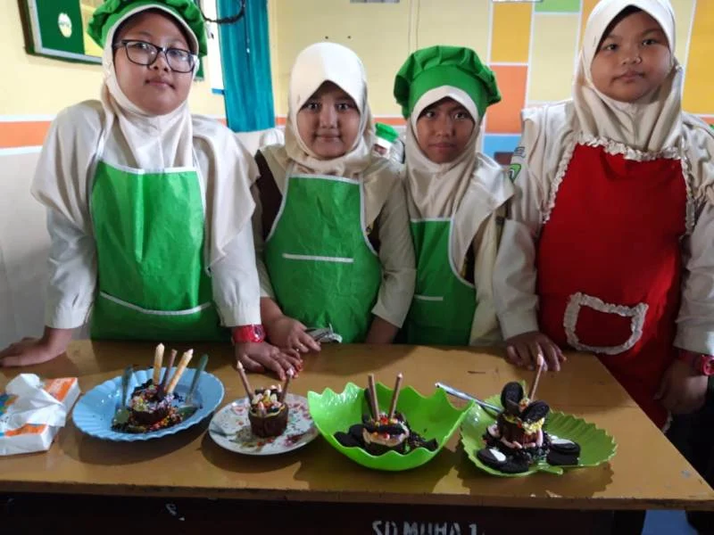 Lomba Hias Kue di Sekolah, Justru Emak-Emak yang Super Heboh