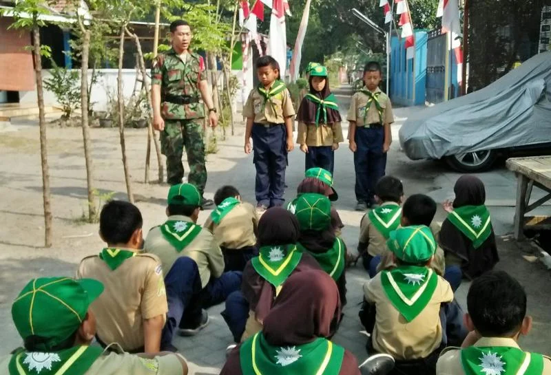 Tunjuk Kokam Melatih Pasukan HW untuk Lomba Gerak Jalan