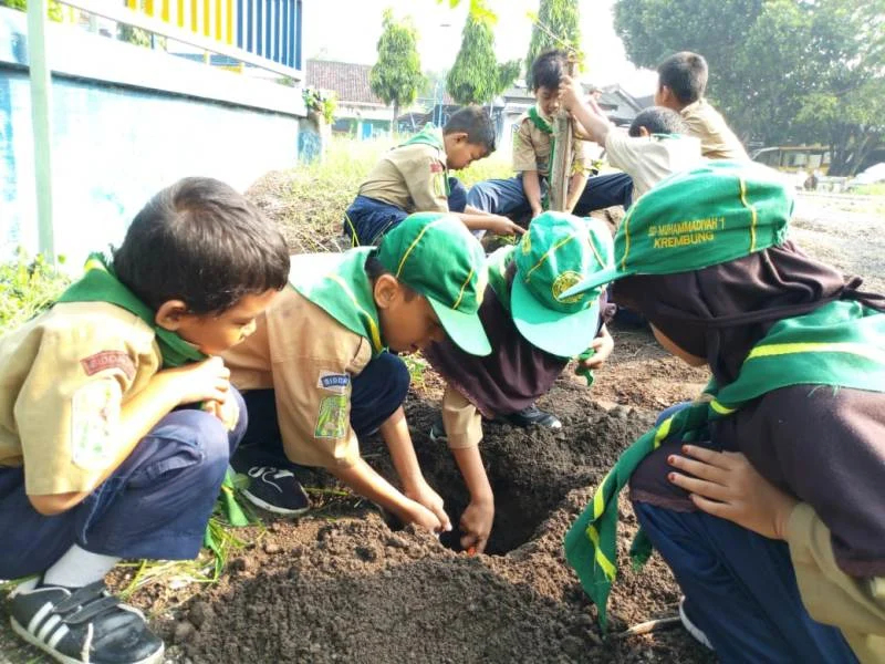 Peringati Hari Sejuta Pohon, Siswa Bagikan Tanaman ke Warga