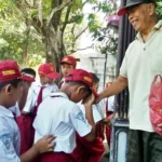 Warga Itu Terharu ketika Didatangi Siswa sambil Memberikan Bingkisan