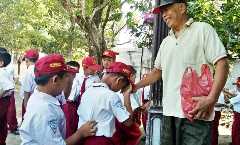 Warga Itu Terharu ketika Didatangi Siswa sambil Memberikan Bingkisan