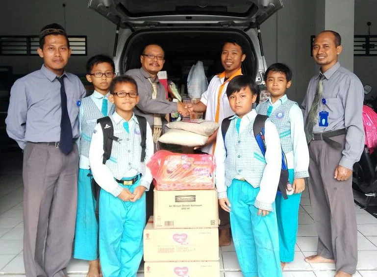 Masih Kecil tapi Peduli Sesama: Siswa SD Muhammadiyah Manyar Bantu Korban Banjir