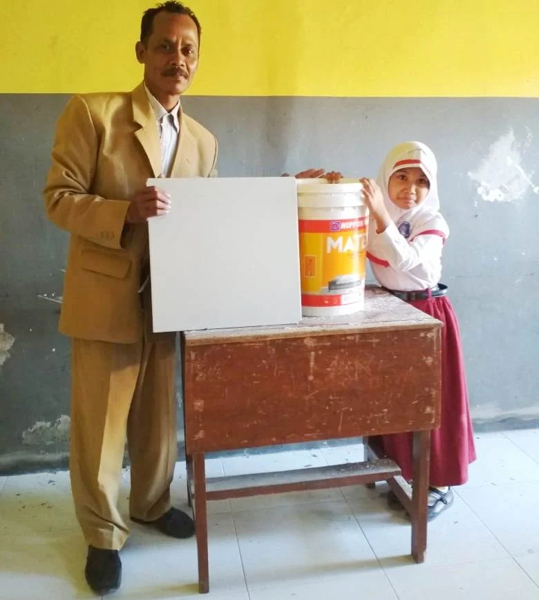 Ingin Ruang Kelasnya Bagus, Anak Kecil Itu Merelakan Tabungannya untuk Biaya Renovasi