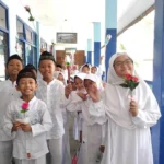 Pesan Sederhana dalam Sekuntum Bunga dan Kartu untuk Para Guru dari Muridnya