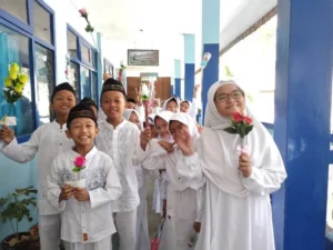 Pesan Sederhana dalam Sekuntum Bunga dan Kartu untuk Para Guru dari Muridnya