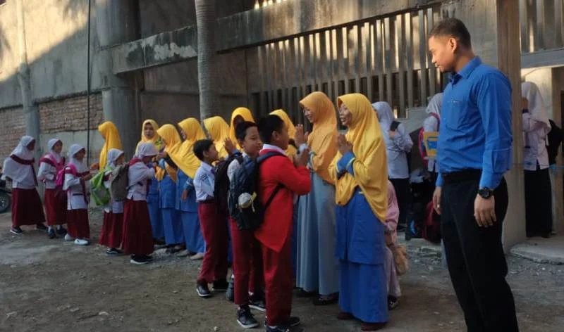 Mars Sekolah Berkumandang Dinyanyikan Siswa Baru