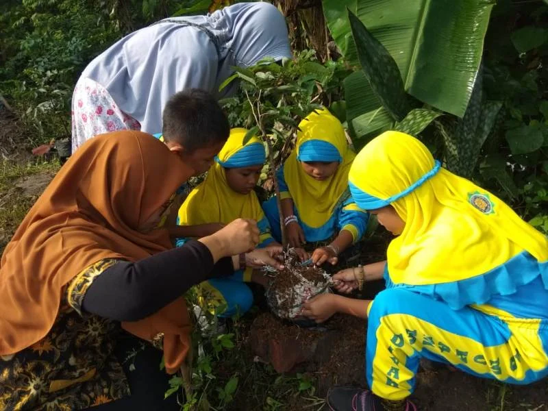 Tanggul Sungai Itu Diubah Anak-Anak Jadi Kebun Buah