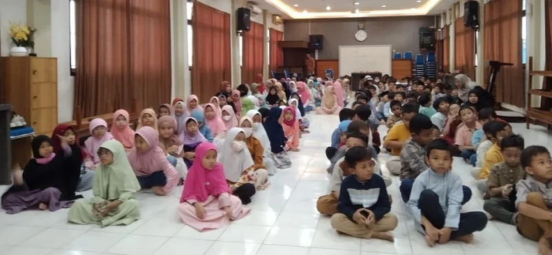 Siswa SDMM Tebak Gambar dan Bagi Takjil di TCDA