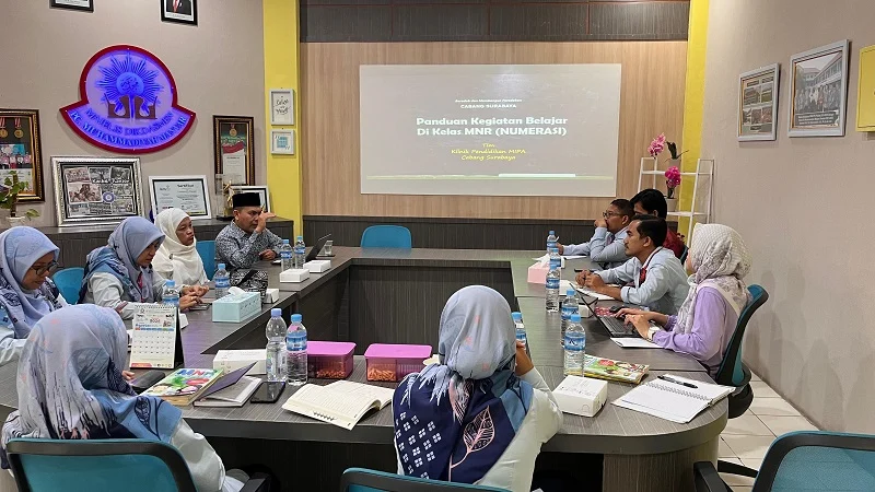 Guru Matematika SDMM Belajar Mengajar dengan KPM Surabaya