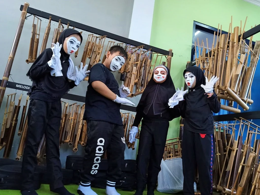 Sindir Pecandu Gadget, Pantomim Lentera Damar  Pukau Orangtua Siswa Baru SDMM